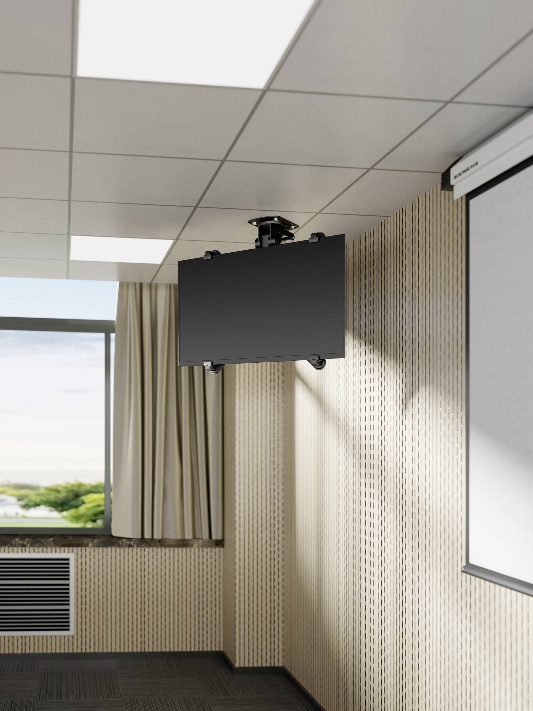 Sala konferencyjna z dużym telewizorem zamontowanym na suficie, oknem z widokiem na zielone drzewa oraz projektorem.