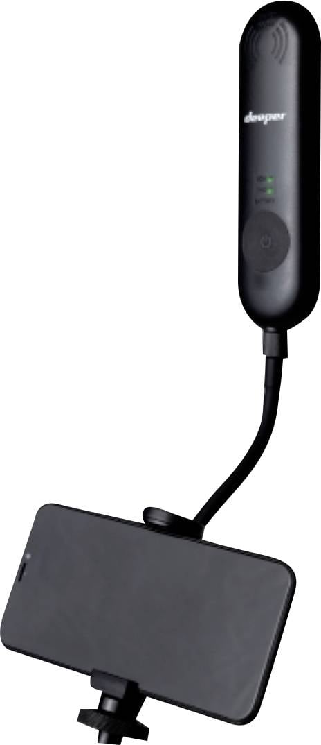 Smartfon jest zamocowany na elastycznym ramieniu statywu z pilotem zdalnego sterowania, przydatnym do wykonywania zdjęć lub nagrywania filmów z różnych kątów.