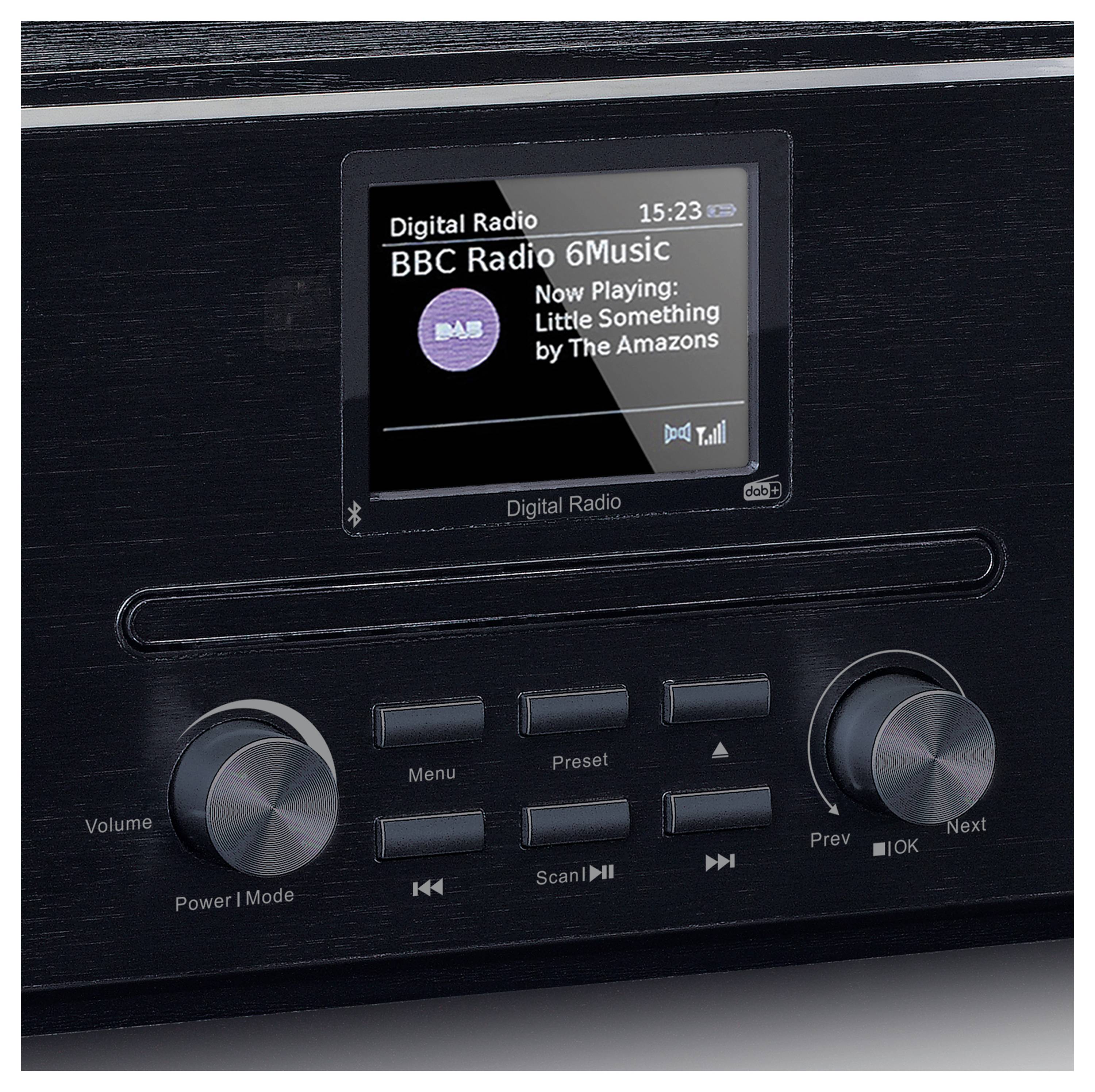 Cyfrowe radio wyświetla na ekranie 'Aktualnie gra: Little Something zespołu The Amazons' na BBC Radio 6 Music, godzina 15:23.
