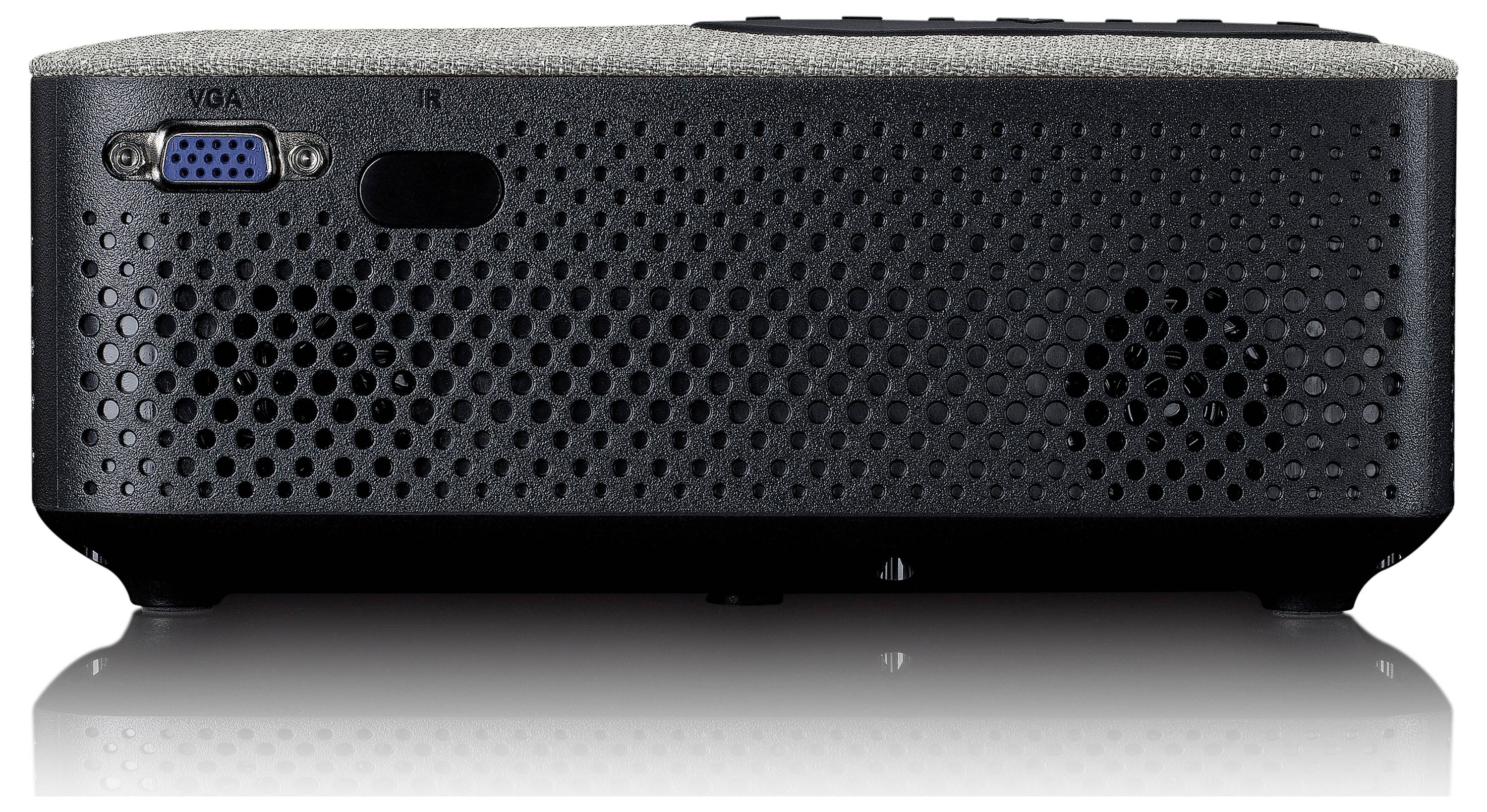 Projektor z wejściem VGA i otworami wentylacyjnymi po bokach. Stoi na powierzchni odbijającej światło.