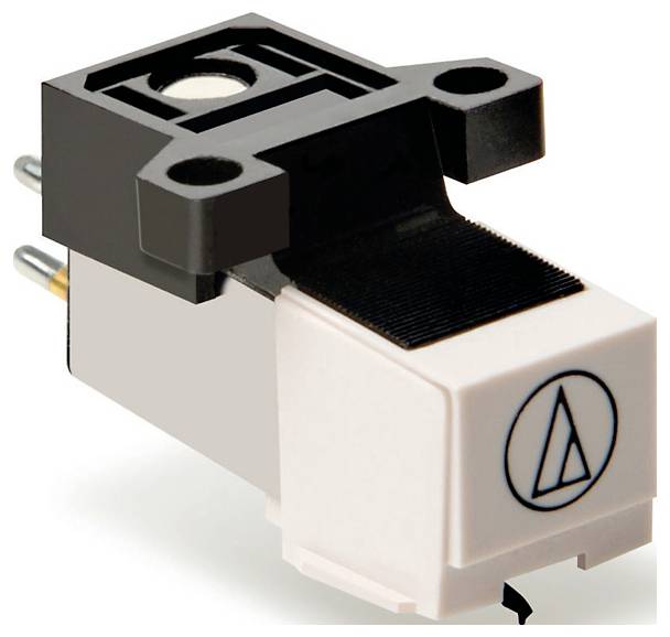 Wkładka gramofonowa w prostokątnej obudowie z tworzywa sztucznego, w kolorach czarnym i białym, z dwoma stykami przyłączeniowymi z tyłu.