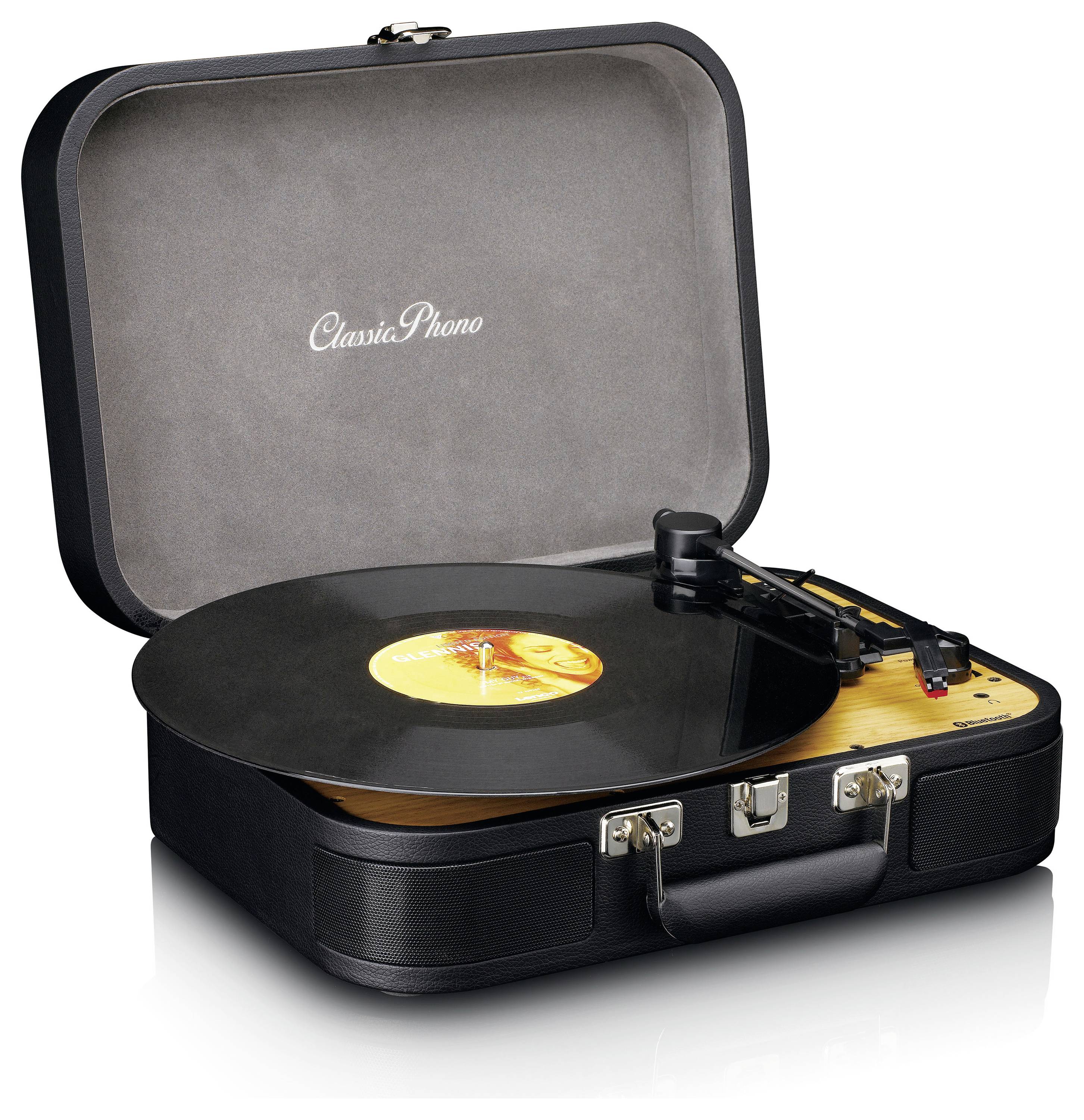 Przenośny gramofon w otwartej walizce z płytą winylową na talerzu. Walizka jest czarna i opisana napisem 'Classic Phono'.