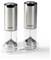 Dwie srebrne elektryczne młynki do przypraw z przezroczystą dolną częścią, umieszczone na przezroczystym stojaku, z napisem 'DOMO'.