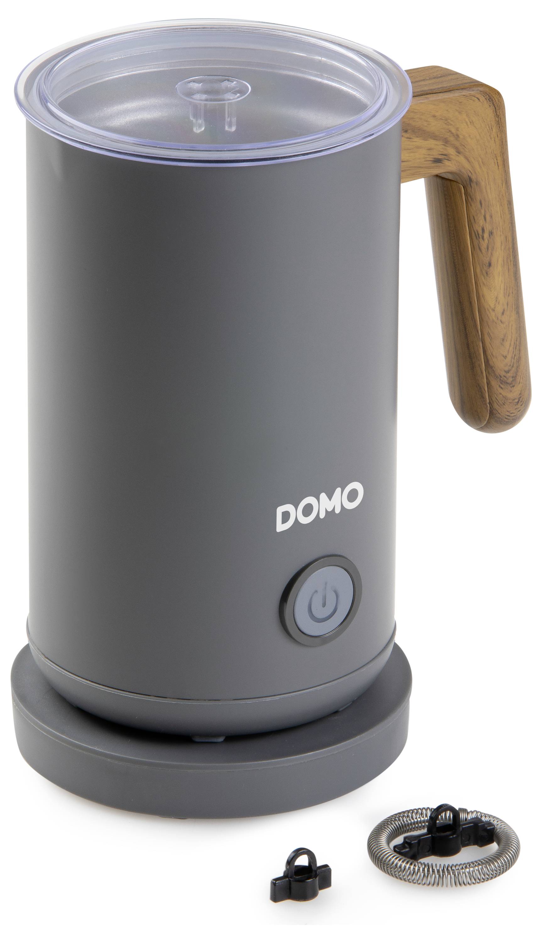 Szary elektryczny spieniacz do mleka z drewnianą rączką, zdejmowaną pokrywką i dwoma nasadkami do mieszania. Logo marki 'DOMO' na przedniej stronie.