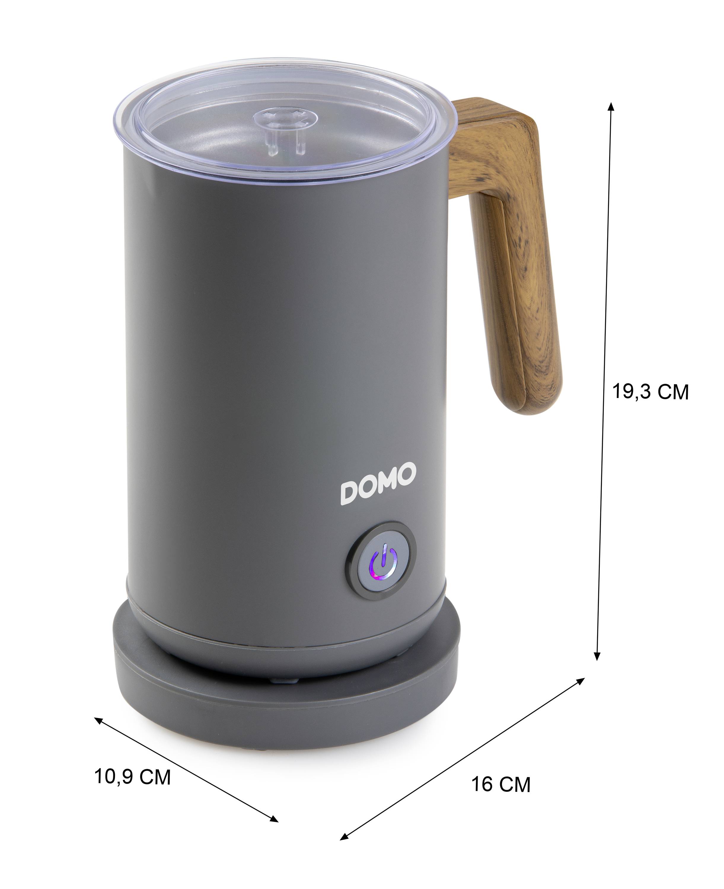 Szary elektryczny spieniacz do mleka z drewnianą rączką marki DOMO. Wymiary: 19,3 cm wysokości, 16 cm głębokości, 10,9 cm szerokości.
