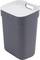 Wysoki, szary kosz na śmieci z białą pokrywą i wbudowanym uchwytem, przeznaczony do usuwania odpadów wewnątrz pomieszczeń.