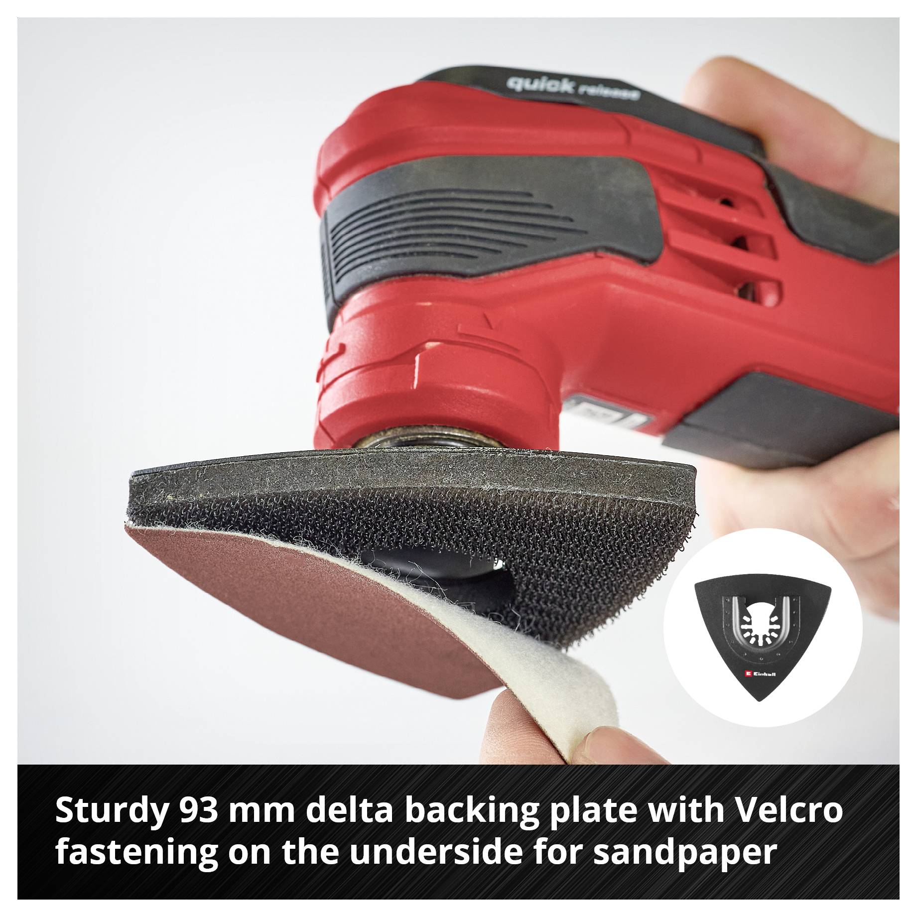 Czerwona szlifierka z 93-mm-deltowatą płytą nośną, łączenie na spodzie taśmy rzepowej do papieru ściernego. Dłoń trzyma urządzenie, logo obok.