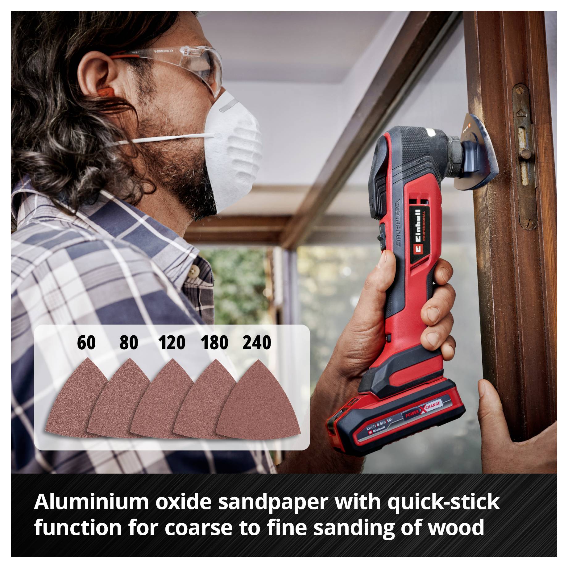 Osoba szlifuje drewno za pomocą elektronarzędzia. Na pierwszym planie różne rodzaje papieru ściernego o granulacjach 60, 80, 120, 180, 240.