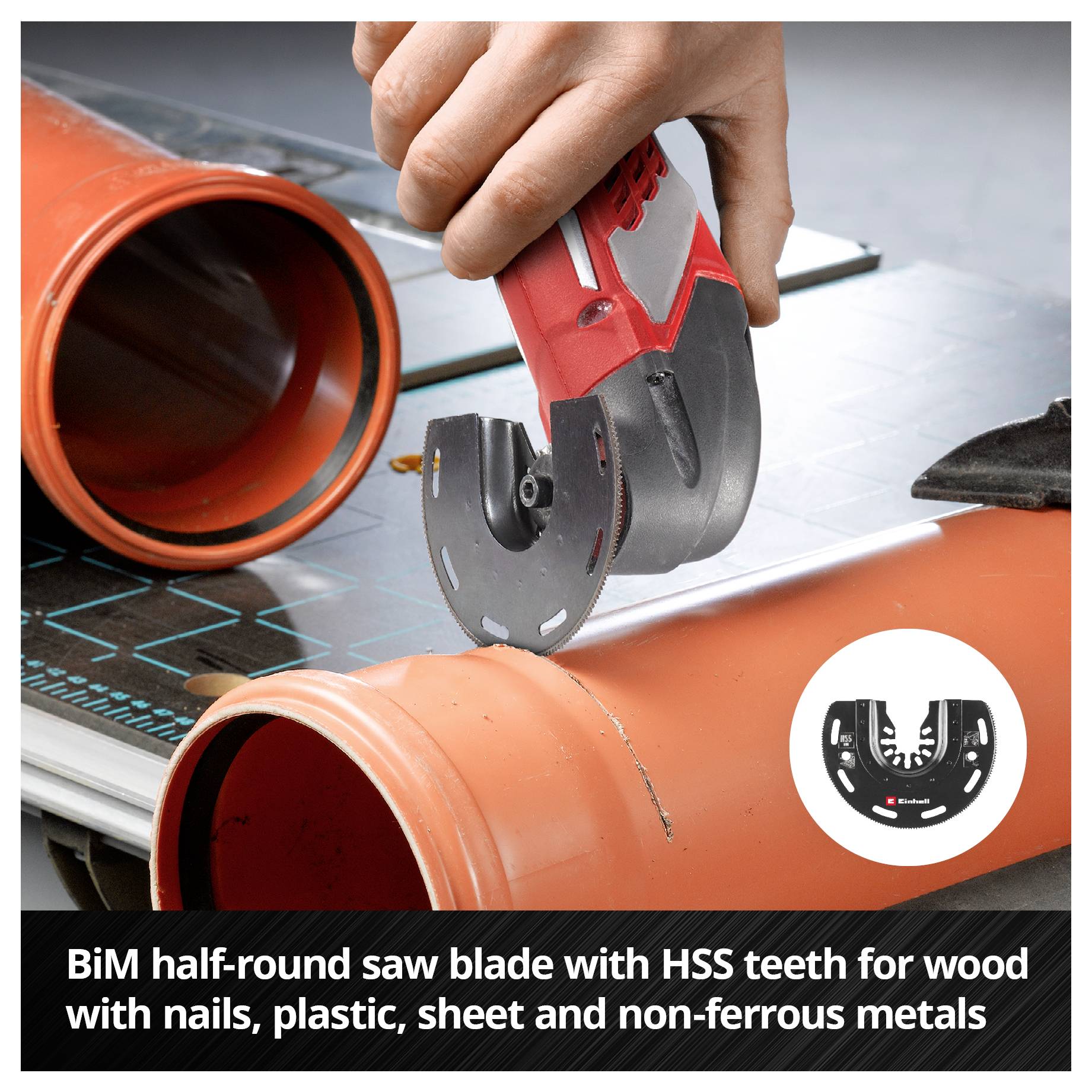 Dłoń trzyma oscylacyjną piłę z półksiężycowym ostrzem BiM, przecinającą pomarańczową rurę na stole.