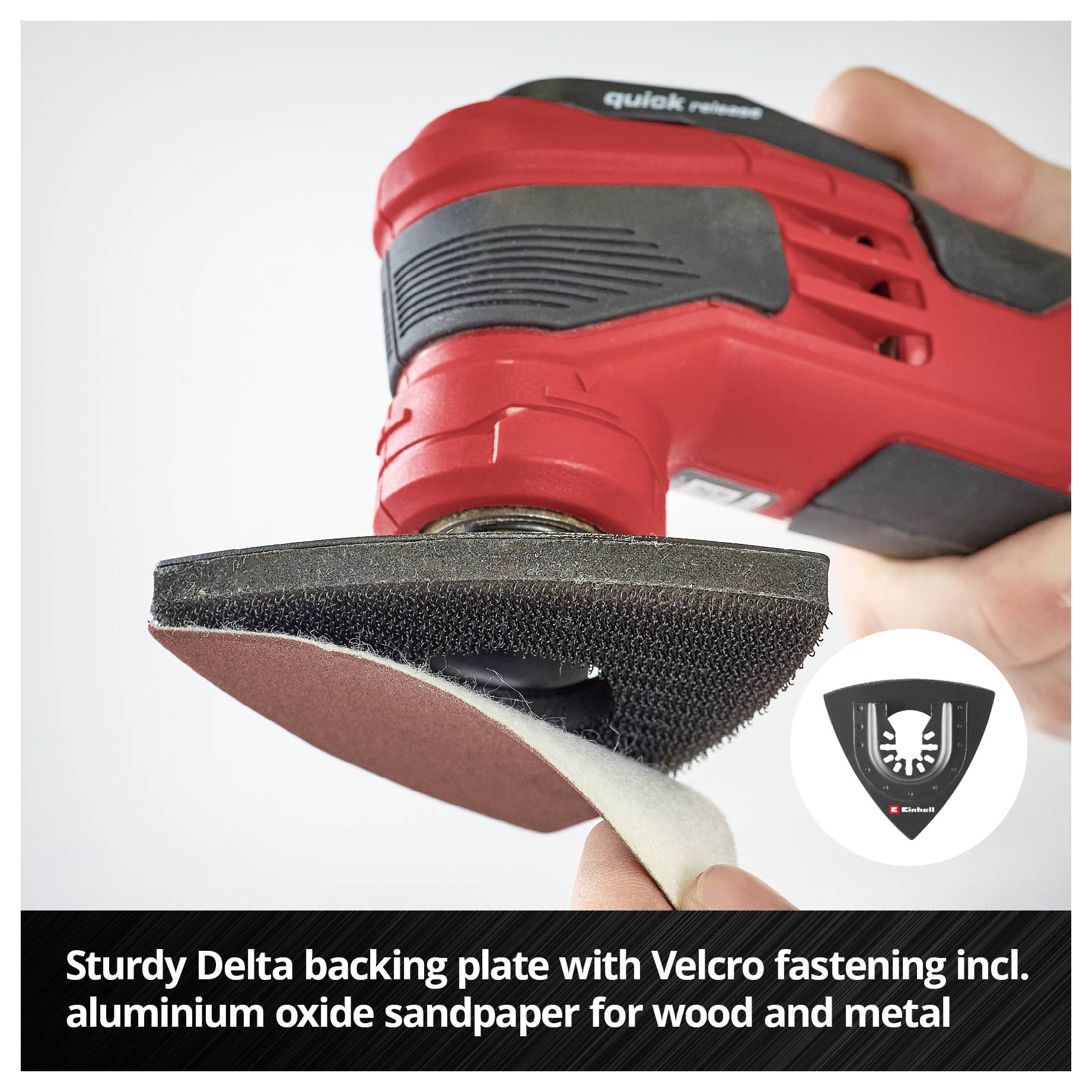 Osoba używa odkurzacza z przystawką węża do usuwania brudu z dywanu w bagażniku pojazdu.