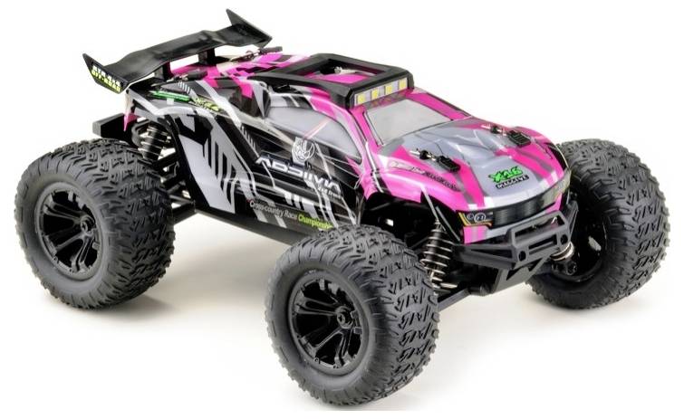 Zdalnie sterowane auto w kolorach czarnym i różowym z dużymi oponami na białym tle.