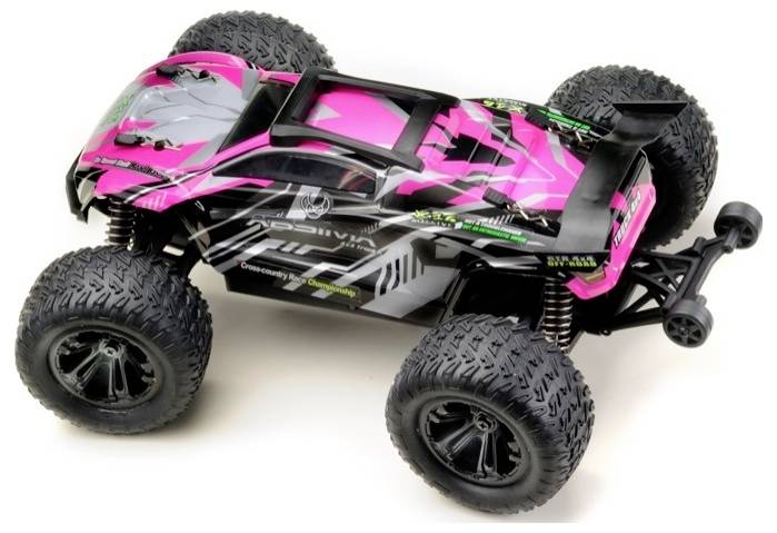 Zdalnie sterowany samochód w stylu terenowym z dużymi kołami, w czarno-różowym kolorze i solidną karoserią stoi na białej powierzchni.