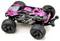 Zdalnie sterowany samochód w stylu terenowym z dużymi kołami, w czarno-różowym kolorze i solidną karoserią stoi na białej powierzchni.