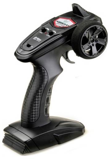 Czarna radiowa nakładka sterująca z kierownicą i różnymi przyciskami, używana do kontrolowania zdalnie sterowanych pojazdów.