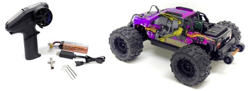 Zdalnie sterowany samochód z kolorowym, graficznym wzorem, z dużymi kołami. Obok pilota, akumulatora, ładowarki i narzędzi.