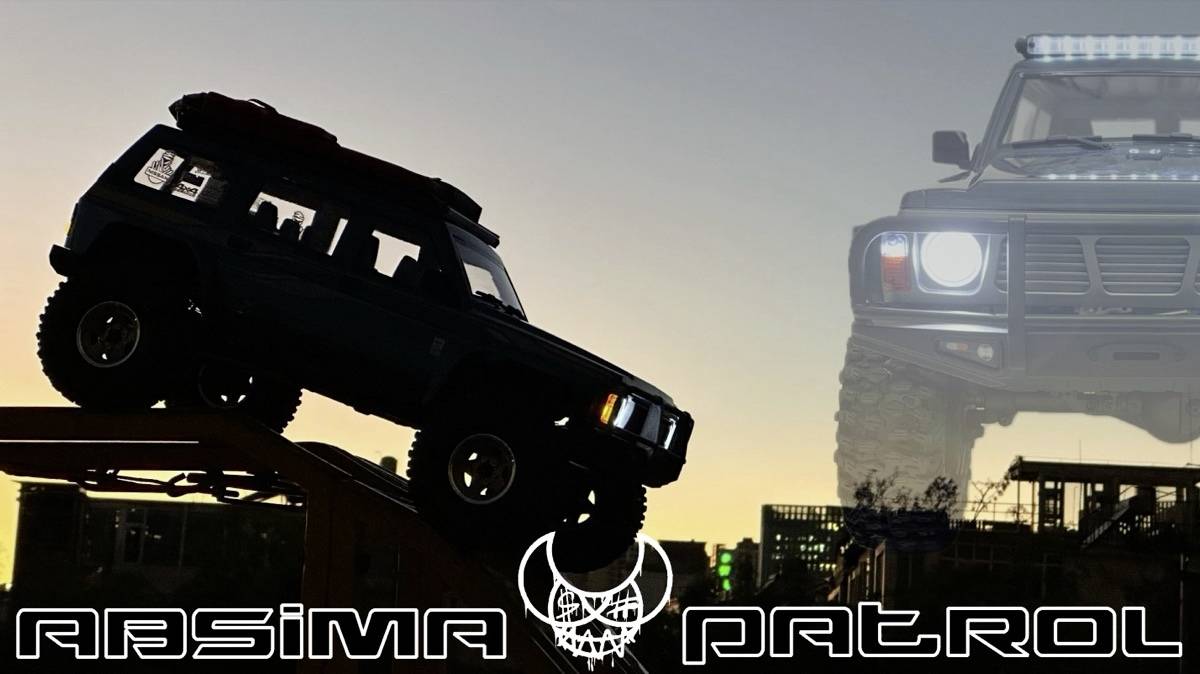 Miniaturowy samochód SUV na rampie podczas zachodu słońca. Po lewej stronie widoczne logo 'Absima', a po prawej 'Patrol'. Pojazd i sylwetka miasta w tle.