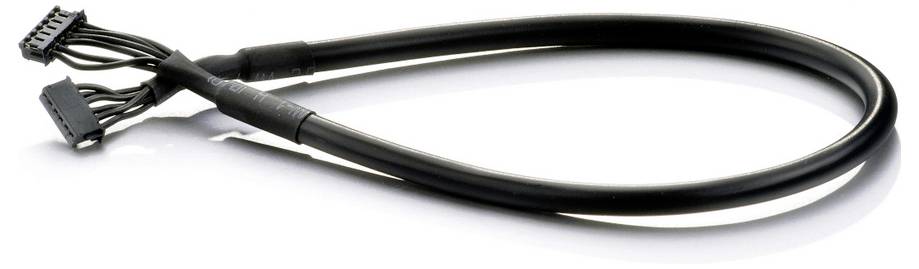 Czarny kabel z wieloma przewodami i złączami na obu końcach, przeznaczony do przesyłania danych między urządzeniami.