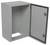 Otwarty szary metalowy szafka bez wewnętrznych półek lub zabudowy, z prostokątnym otworem w dolnej części, przeznaczona do zastosowań przemysłowych.