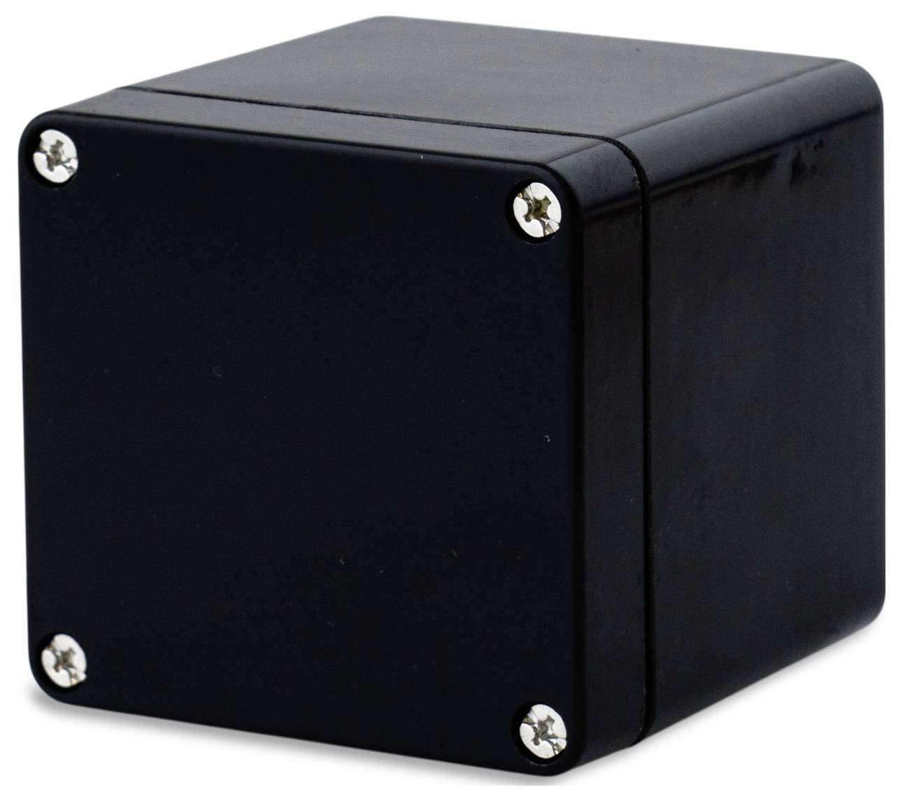 Czarny, prostopadłościenny pudełkowaty pojemnik z widocznymi śrubami w narożnikach.