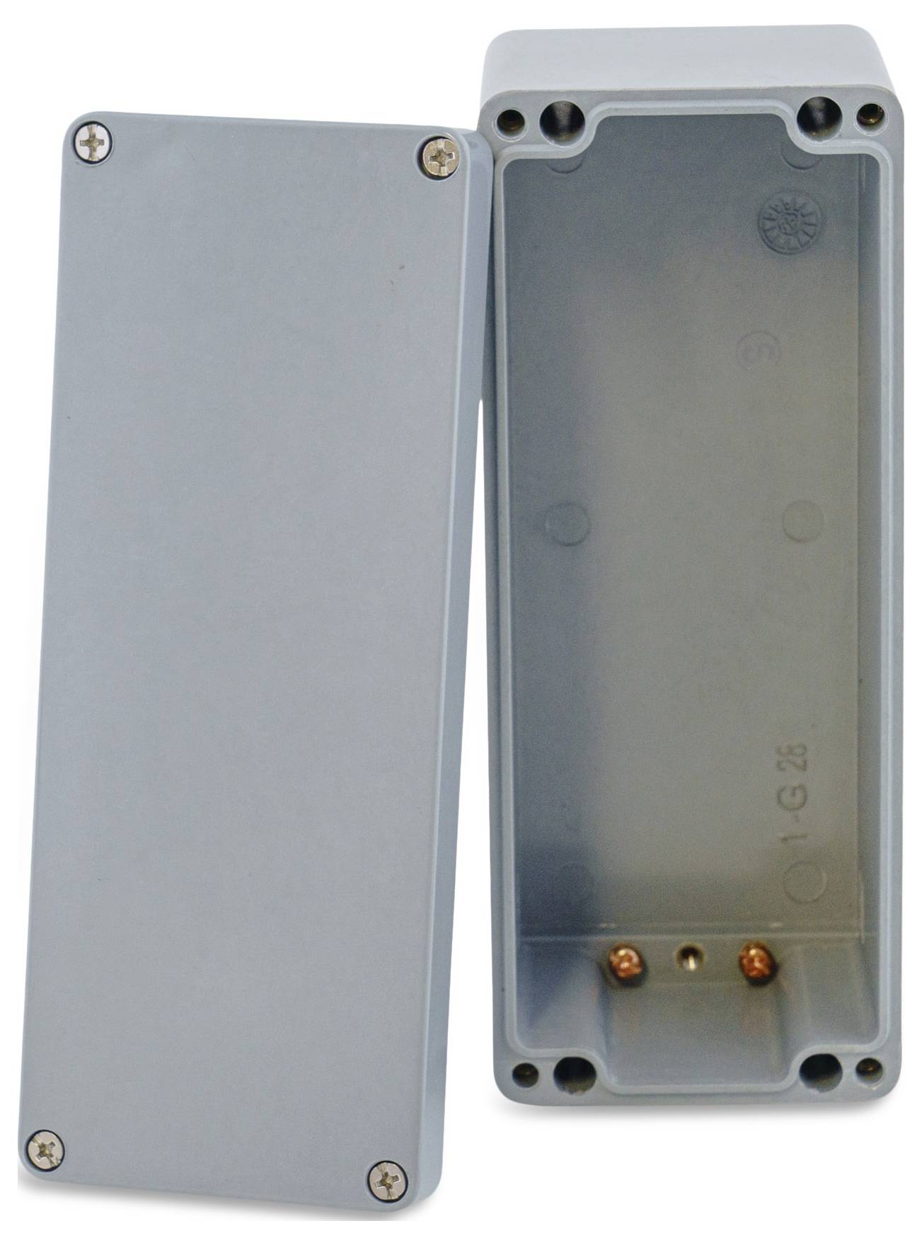 Metalowa obudowa z zdjętą pokrywą, widoczne cztery śruby. Wnętrze ujawnia dwa punkty mocowania i gładkie ściany.