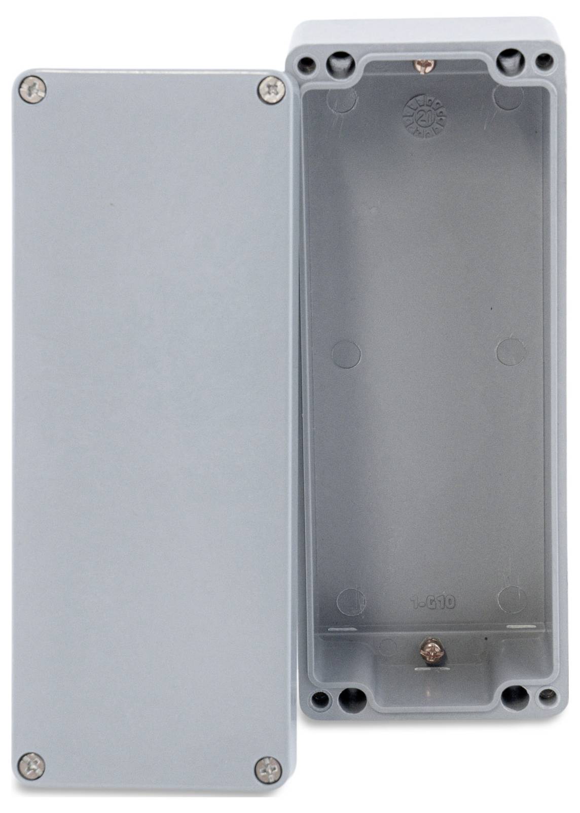 Szare, prostokątne elektryczne pudełko z tworzywa sztucznego, otwarte, ukazujące pustą przestrzeń wewnętrzną oraz śruby w narożnikach.