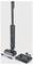 Smukły, pionowy odkurzacz w kolorze czarnym, prezentowany wraz z odejmowanymi akcesoriami: stacją ładującą, szczotką i narzędziem do czyszczenia.
