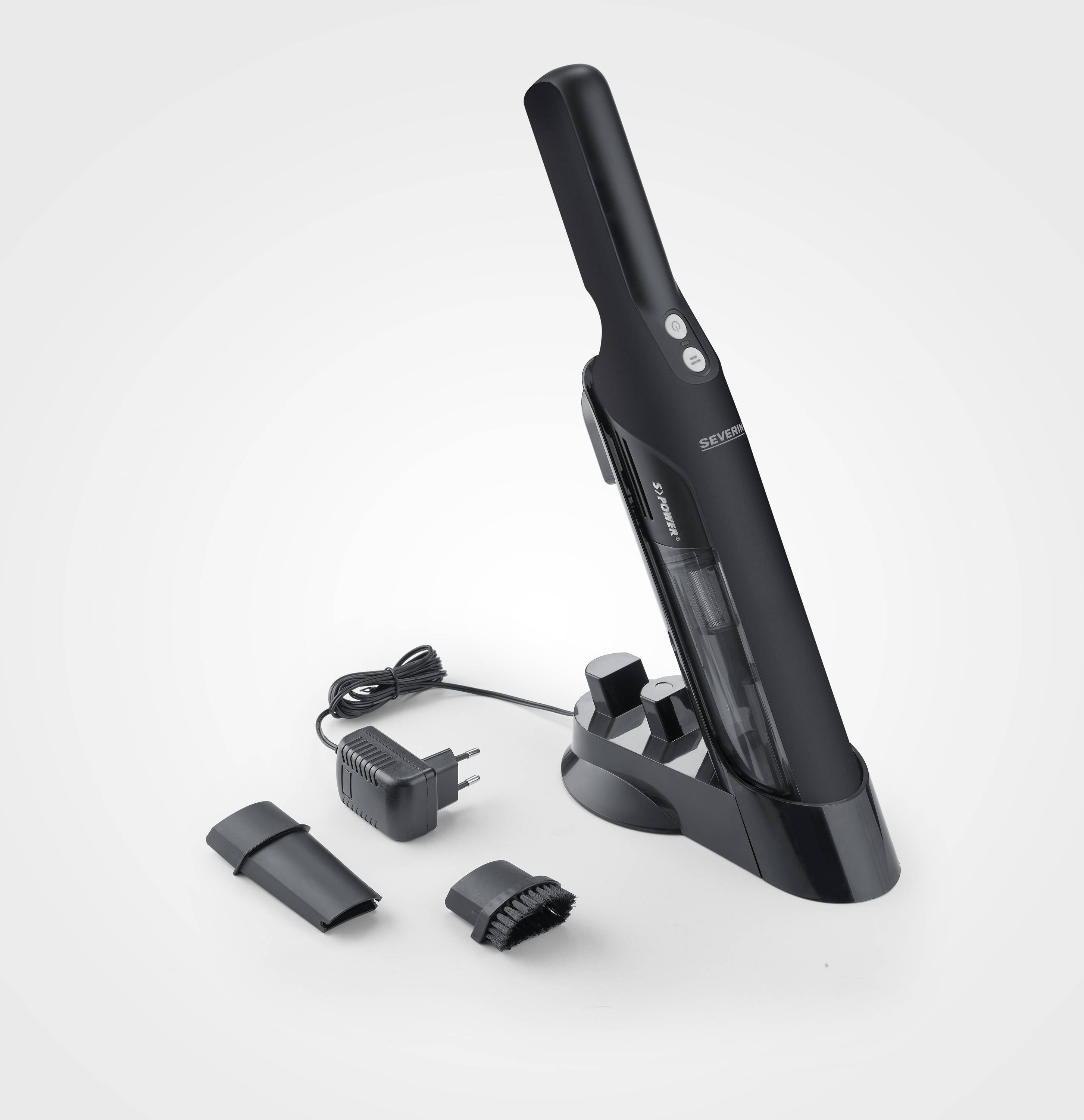 Czarny ręczny odkurzacz z bazą ładującą, końcówkami szczotkowymi i przewodem ładującym. Odpowiedni do małych zadań sprzątających w domu.