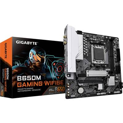 Opakowanie płyty głównej Gigabyte B650M Gaming WiFi obok samej płyty głównej. Na opakowaniu widoczny futurystyczny hełm.