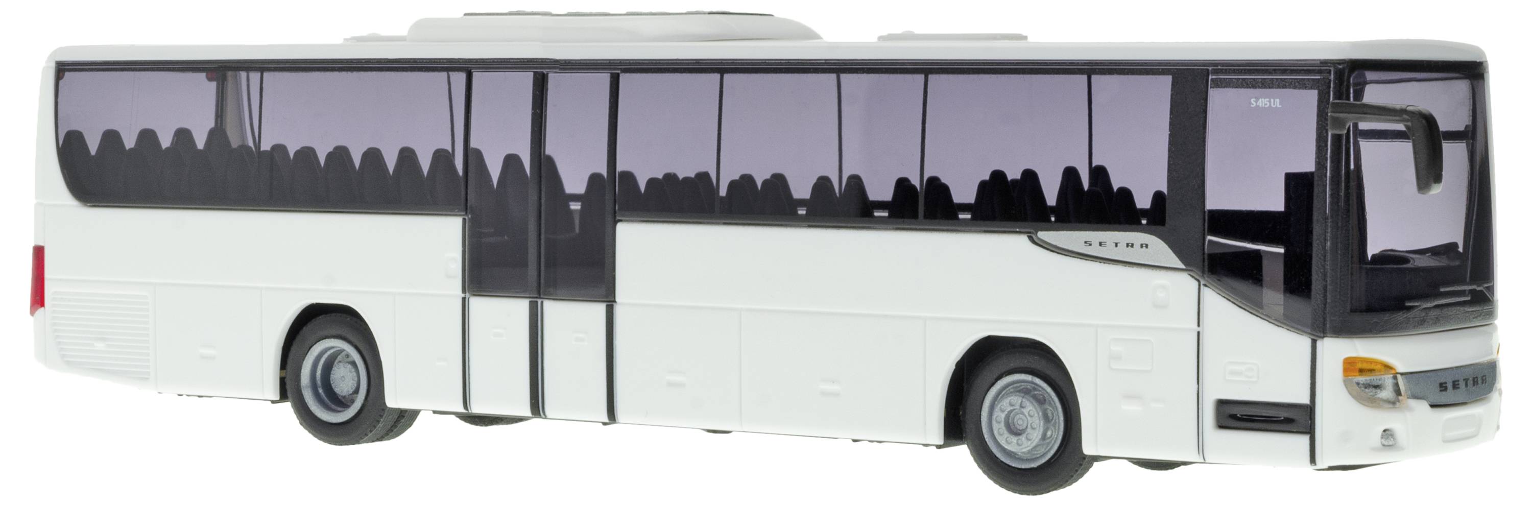 Biały autobus turystyczny z przyciemnianymi szybami stoi bokiem na neutralnym tle.