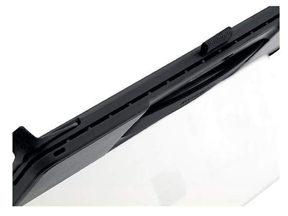 Pióro wycieraczki w zbliżeniu. Zdjęcie przedstawia czarną gumową krawędź oraz mechanizm mocujący.
