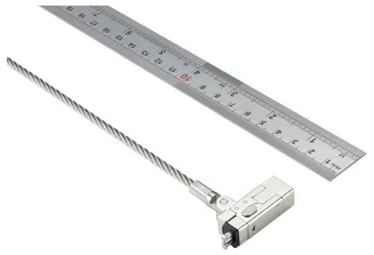 Długi metalowy wiertarz leży obok metalowej linijki. Wiertarz posiada spiralnie zakrzywioną krawędź tnącą, a linijka wskazuje centymetry i cale.