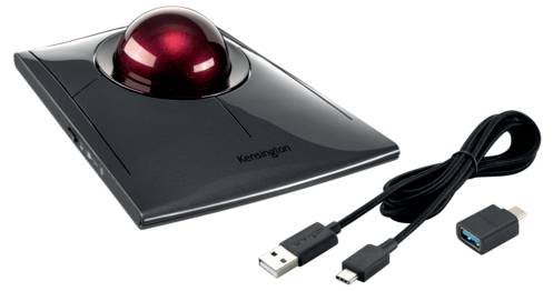 Czarna mysz trackball z czerwoną kulką i dwoma przyciskami, z przewodem USB i adapterem do podłączenia do komputera.
