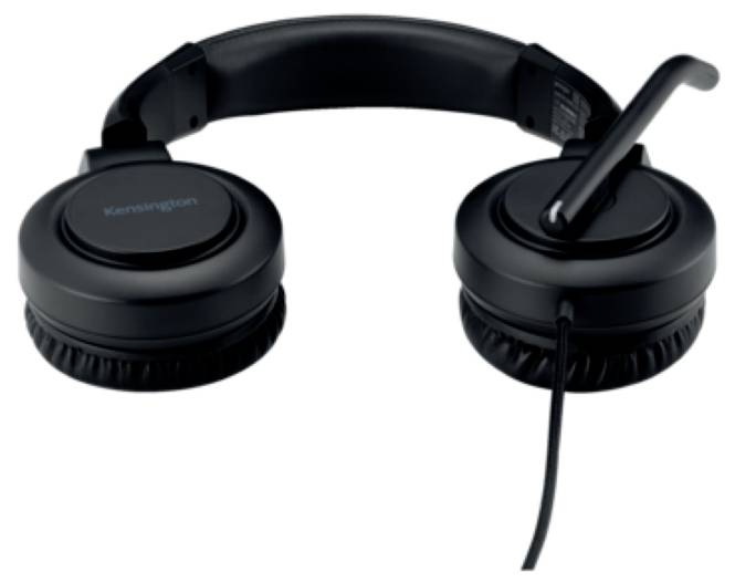 Czarny, przewodowy zestaw słuchawkowy z mikrofonem, leżący na białej powierzchni.