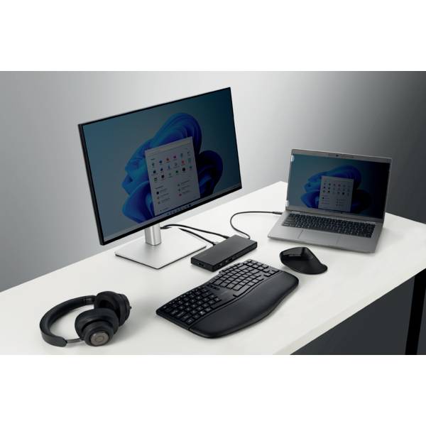 Stanowisko pracy z monitorem, laptopem, ergonomiczną klawiaturą, myszą, stacją dokującą i słuchawkami na białym stole.