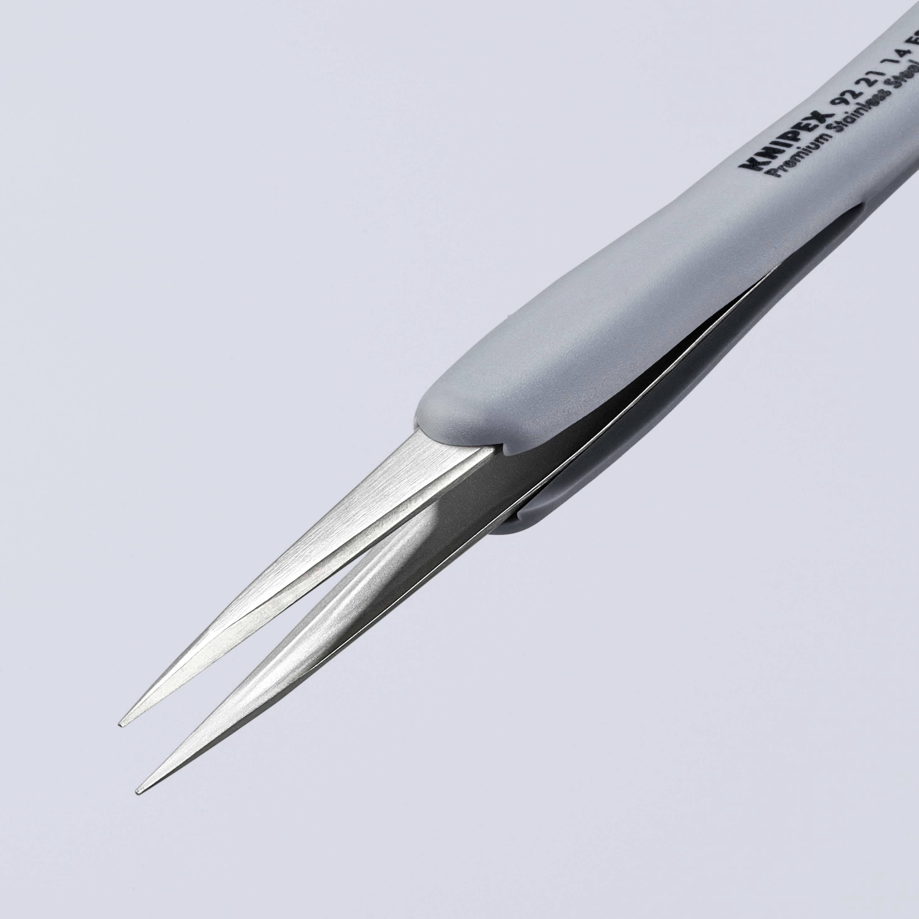 Precyzyjna pinceta metalowa z szarym uchwytem, lekko rozchylona. Odpowiednia do delikatnych prac lub zastosowań medycznych.
