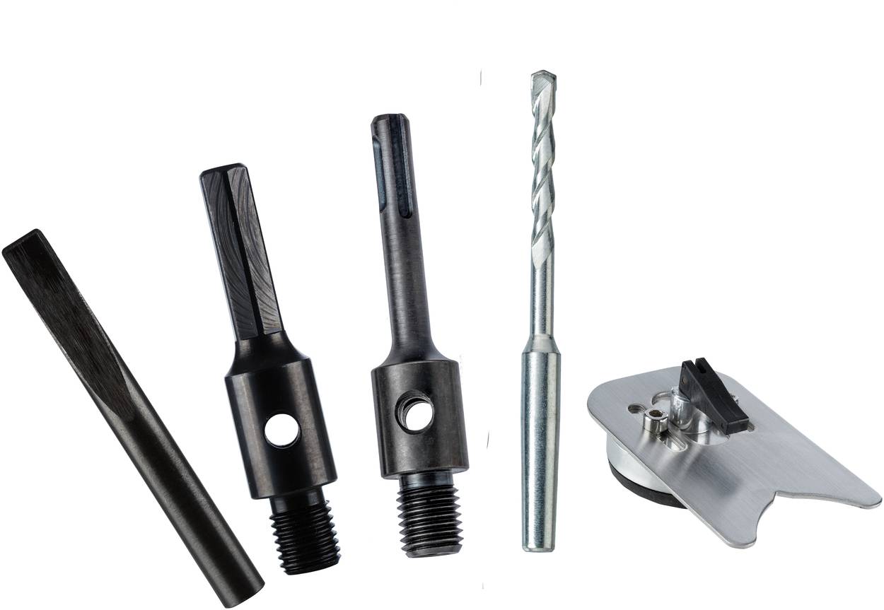 Zestaw narzędzi składający się z wiertła, dwóch frezów i przystawki metalowej. Odpowiedni do obróbki drewna i wiercenia.