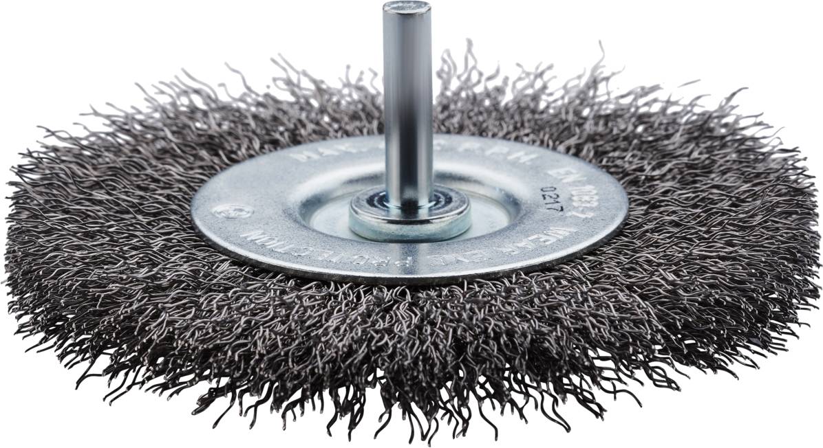 Szczotka druciana z metalowymi włoskami i centralnym trzpieniem mocującym, odpowiednia do czyszczenia lub usuwania rdzy z powierzchni.