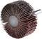 Nakładka szlifierska z licznymi promieniście rozmieszczonymi lamelkami z papieru ściernego, zamontowana na okrągłym metalowym pręcie.