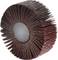 Tarcza szlifierska z promieniowo rozmieszczonymi lamelami ściernymi w kształcie pierścienia, często stosowana w przemyśle do prac polerskich i szlifierskich.