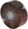 Okrągłe narzędzie ścierne z wieloma promieniowo rozmieszczonymi, wachlarzowato ułożonymi płatkami ściernymi.