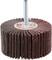 Tarcza szlifierska lamelkowa z mocowaniem trzpieniowym, równomiernie rozmieszczone lamele w kolorze czerwonobrązowym, przeznaczona do obróbki metali lub wykańczania powierzchni.