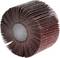 Okrągła tarcza polerska z licznymi lamelkami ułożonymi promieniście, stosowana do polerowania lub szlifowania powierzchni.
