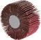 Okrągła nakładka szlifierska z czerwonymi, ułożonymi promieniście lamelkami, zamontowana na metalowym wrzecionie. Odpowiednia do obróbki powierzchni.