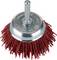 Okrągła szczotka druciana z czerwonymi włoskami i srebrnym uchwytem, używana do czyszczenia lub polerowania powierzchni.