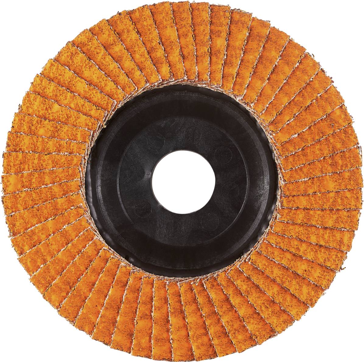 Okrągła tarcza szlifierska z pomarańczowym ziarnem ściernym i czarnym środkiem. Używana do wygładzania i ostrzenia powierzchni.