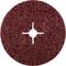 Okrągły, czerwony element ścierny z szorstką fakturą i otworem krzyżowym pośrodku, stosowany do szlifowania metalu lub drewna.