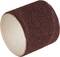 Czerwono-brązowy cylinder taśmy szlifierskiej, często stosowany do prac szlifierskich, prezentuje szorstką teksturę na swojej powierzchni zewnętrznej.
