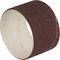 Rolka taśmy szlifierskiej z brązowego papieru ściernego, w kształcie cylindra, przeznaczona do szlifowania powierzchni drewnianych lub metalowych.