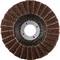 Krążek szlifierski z brązowymi lamelkami ściernymi i centralnym metalowym pierścieniem, używany do szlifowania powierzchni.