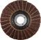 Tarcza szlifierska z warstwami materiału ściernego ułożonymi promieniowo w kolorze rdzawobrązowym, z centralnym metalowym pierścieniem mocującym.